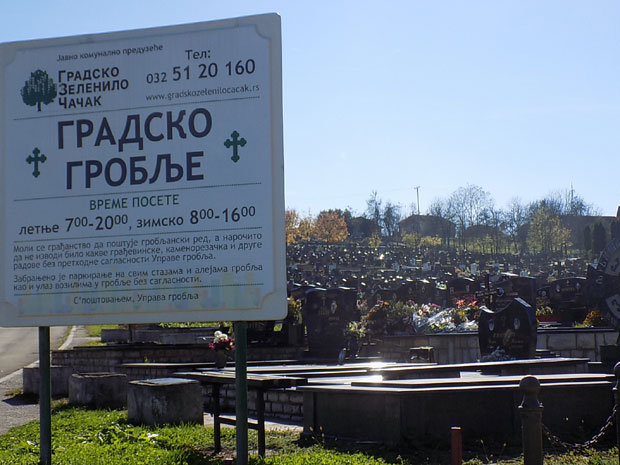 Непријатан догађај на градском гробљу у Чачку: Покојника сахранили у погрешан гроб